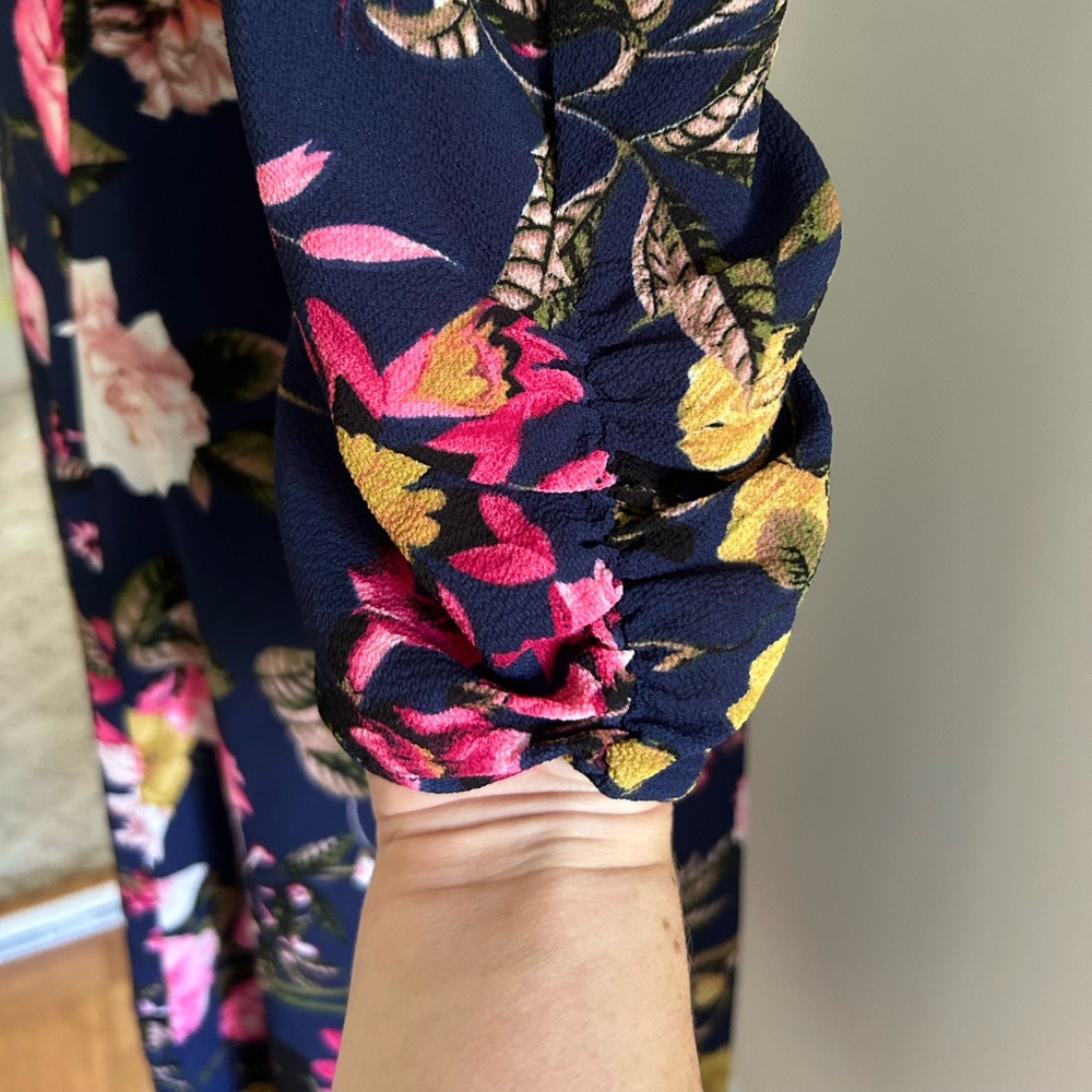 🌸BEAUTIFUL Navy Dress w/Flower Print - Picture 5 of 6